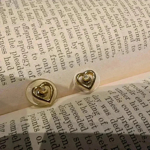 Vintage heart shaped stud  earrings - Picture 5 of 6